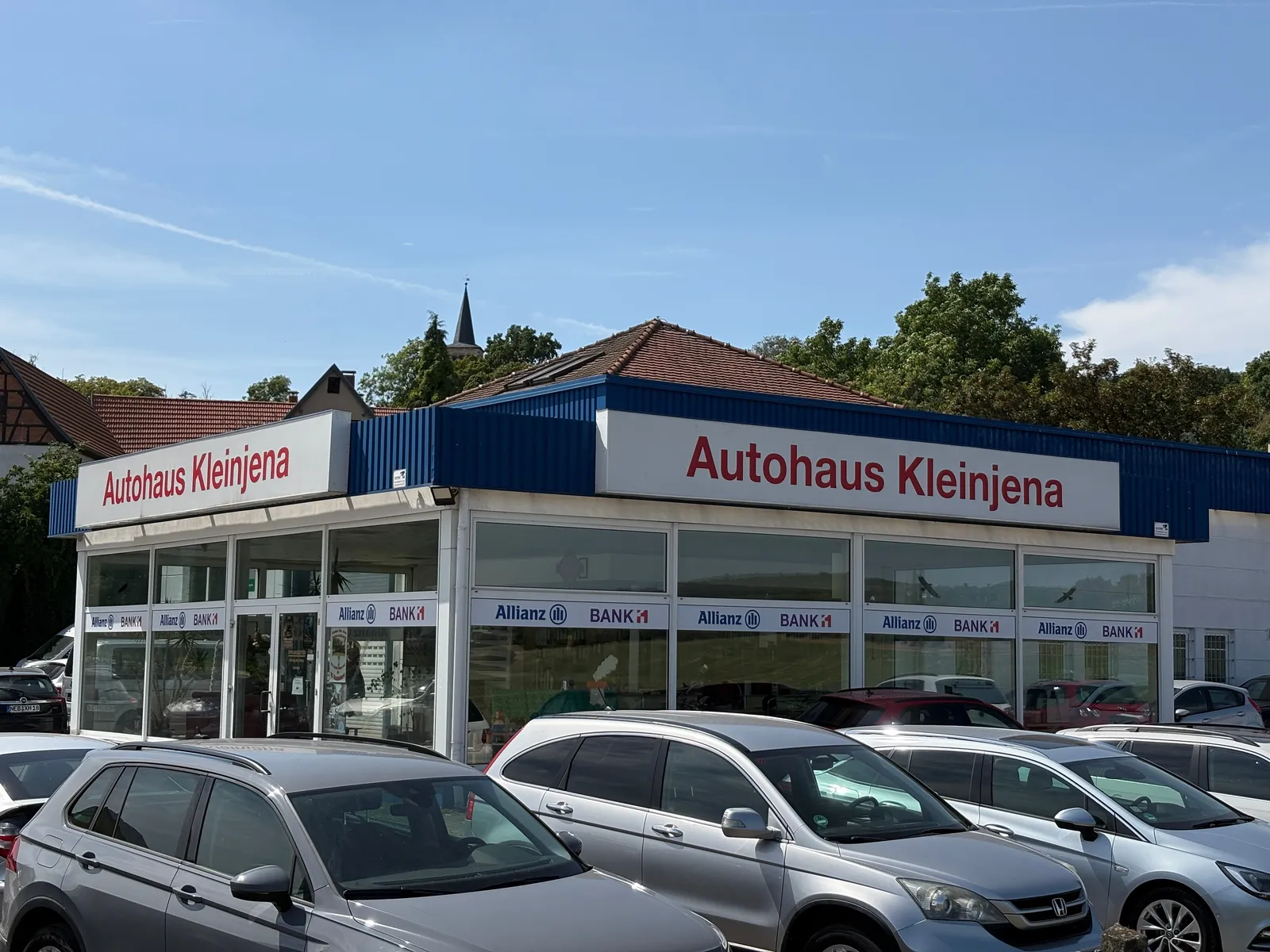 Außenansicht des Firmengebäudes und Ausstellungsplatzes der Autohaus Kleinjena im Birkenweg 9