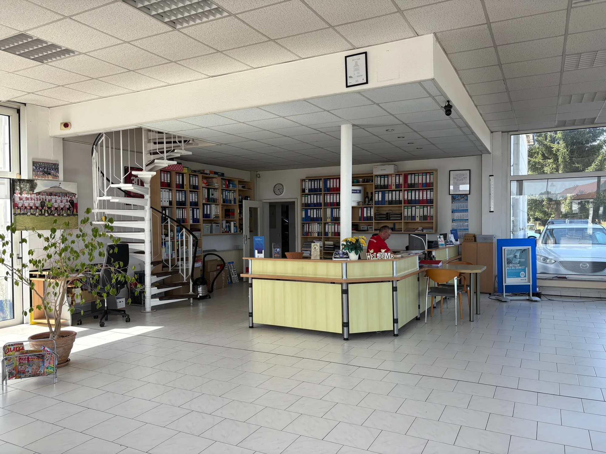 Autohaus Kleinjena qəbul sahəsi, komanda iş masasında