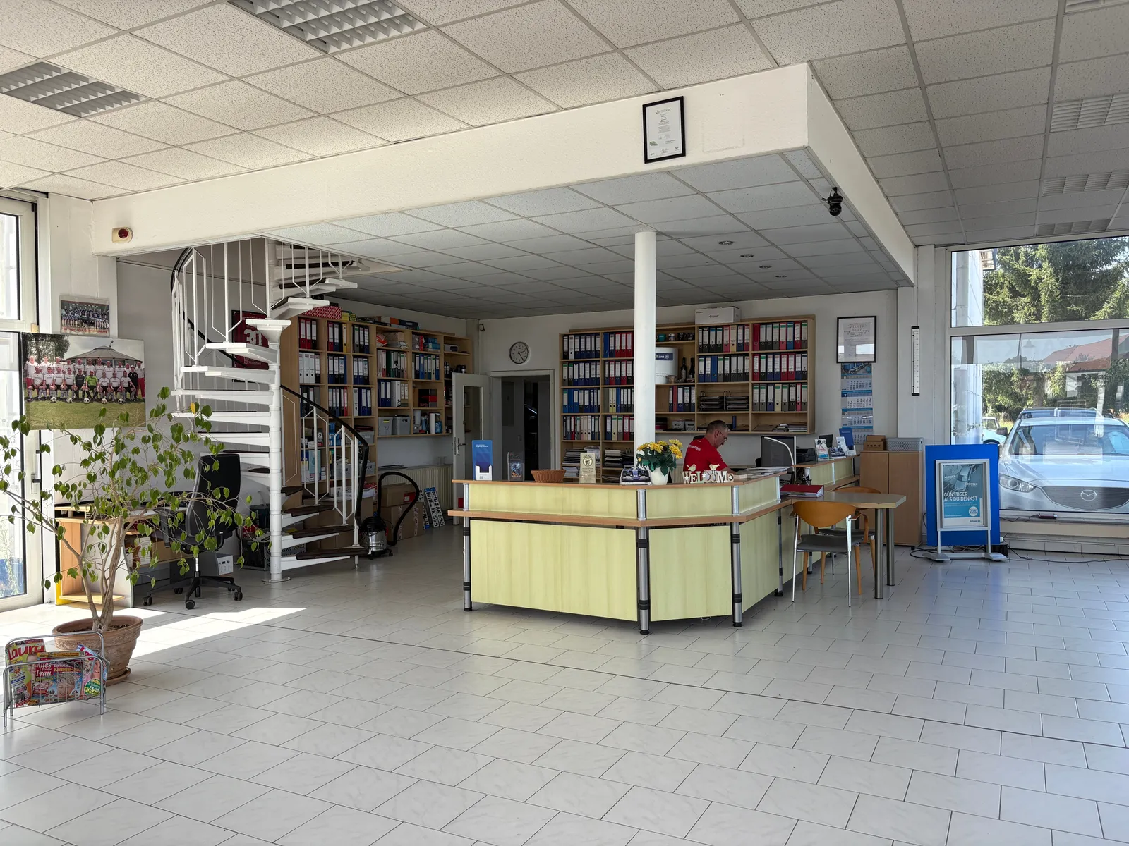 Empfangsbereich der Autohaus Kleinjena mit persönliche Beratung