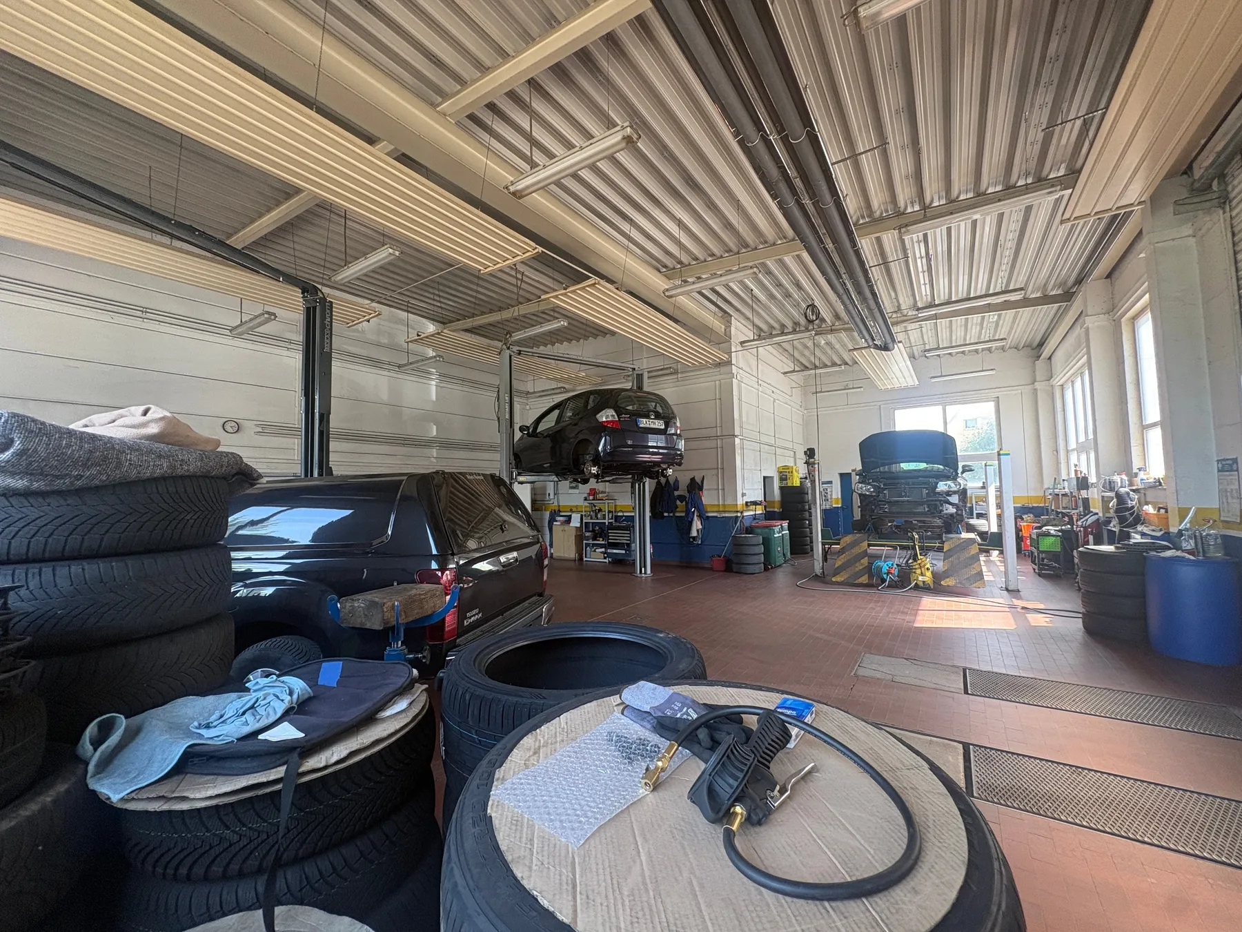 Werkstatt der Autohaus Kleinjena mit Fahrzeug auf der Hebebühne